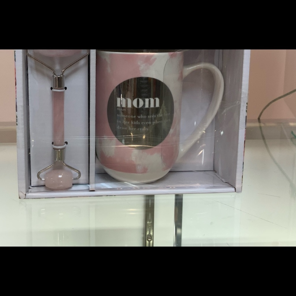 Mom mug and face roller